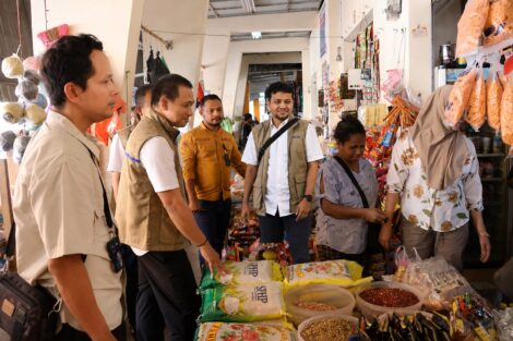 Bulog lakukan Peninjauan langsung kondisi pasar di Pasar Rakyat Kadelang Alor