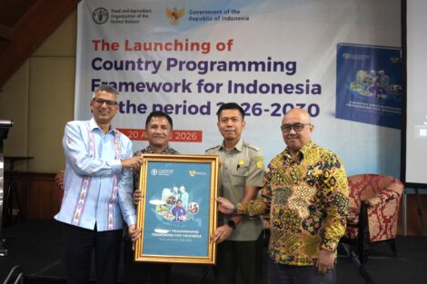 Perwakilan FAO di Indonesia dan Timor-Leste, Rajendra Aryal, Deputi Bidang Pangan, Sumber Daya Alam, dan Lingkungan Hidup Kementerian Perencanaan Pembangunan Nasional (Bappenas) Leonardo A. A. Teguh Sambodo, Kepala Biro Kerja Sama Pertanian Ade Candradijaya, dan perwakilan Kementerian Luar Negeri Umbara Setiawan dalam peluncuran Kerangka Kerja Program Negara