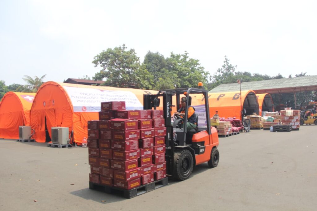 Pos Dukungan Logistik Nasional (Posduklognas) di Baseops Lanud Halim Perdanakusuma, Jakarta, menyiapkan dan mendistribusikan bantuan logistik bagi masyarakat terdampak bencana di Nusa Tenggara Timur (NTT).