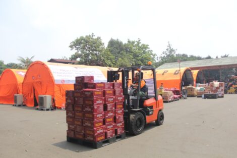 Pos Dukungan Logistik Nasional (Posduklognas) di Baseops Lanud Halim Perdanakusuma, Jakarta, menyiapkan dan mendistribusikan bantuan logistik bagi masyarakat terdampak bencana di Nusa Tenggara Timur (NTT).