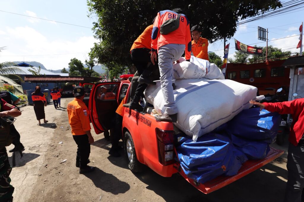 Sejumlah petugas BPBD Kabupaten Ende dan Basarnas Kota Ende memuat barang bantuan logistik dan peralatan untuk dikirim ke Desa Jegharangga dari Kantor BPBD Kabupaten Ende, Kota Ende, Nusa Tenggara Barat, Jumat (21/8)