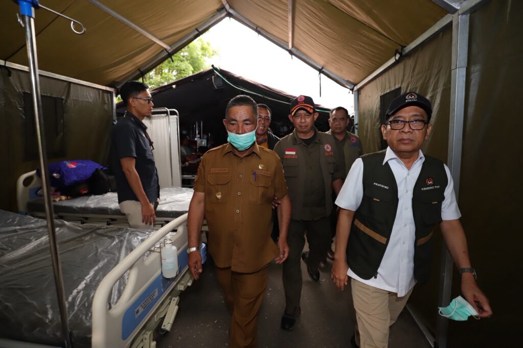 Kepala BNPB Letjen TNI Dr. Suharyanto bersama Menko PMK Pratikno saat mengunjungi Rumah Sakit Umum Daerah (RSUD) Manggarai, yang terdampak gempabumi M 7,7 di Ruteng, Kabupaten Manggarai, Nusa Tenggara Timur,