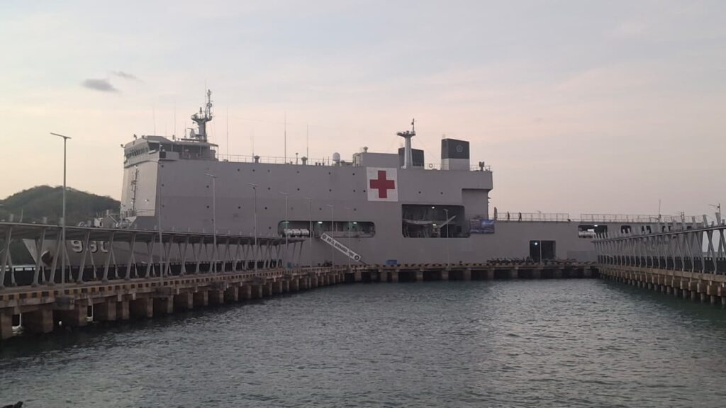 KRI dr. Soeharso-990 milik TNI Angkatan Laut tiba di Pelabuhan Reo, Kabupaten Manggarai