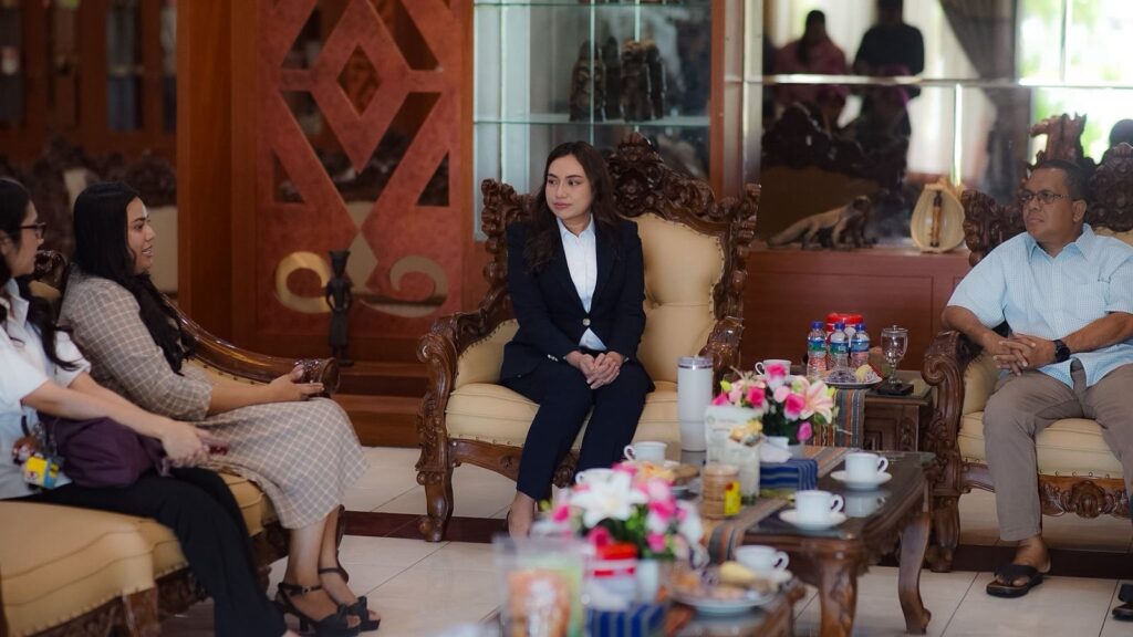 Gubernur NTT Melkiades Laka Lena, Wakil Wali Kota Kupang, Serena Cosgrova Francis bersama Kepala SMK Matitim Nusantara Kupang, Jesica S. Sodakain saat audiens di rumah jabatan Gubernur NTT, Sabtu (29/8).