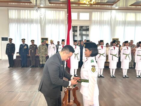 Wali Kota Kupang saat penyematan pada salah satu Paskibraka