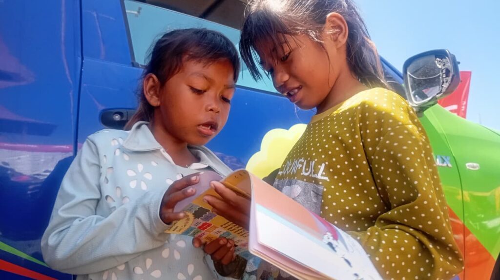 Selain membaca, anak-anak juga mengikuti kegiatan trauma healing yang dikemas secara interaktif dan menyenangkan di Kabupaten Sikka
