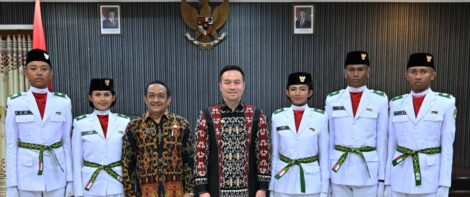 prosesi pelipatan dan pengecekan Duplikat Bendera Merah Putih di Ruang Garuda Kantor Wali Kota Kupang, Minggu (16/8/2026).
