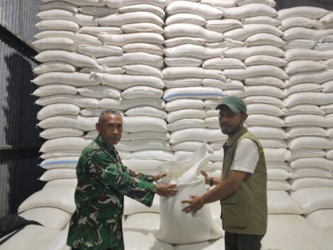 BULOG Kanwil NTT menyiapkan tambahan 10 ton beras logistik kebencanaan yang ditempatkan di Bandara El Tari dan Pelabuhan Tenau, Kupang.