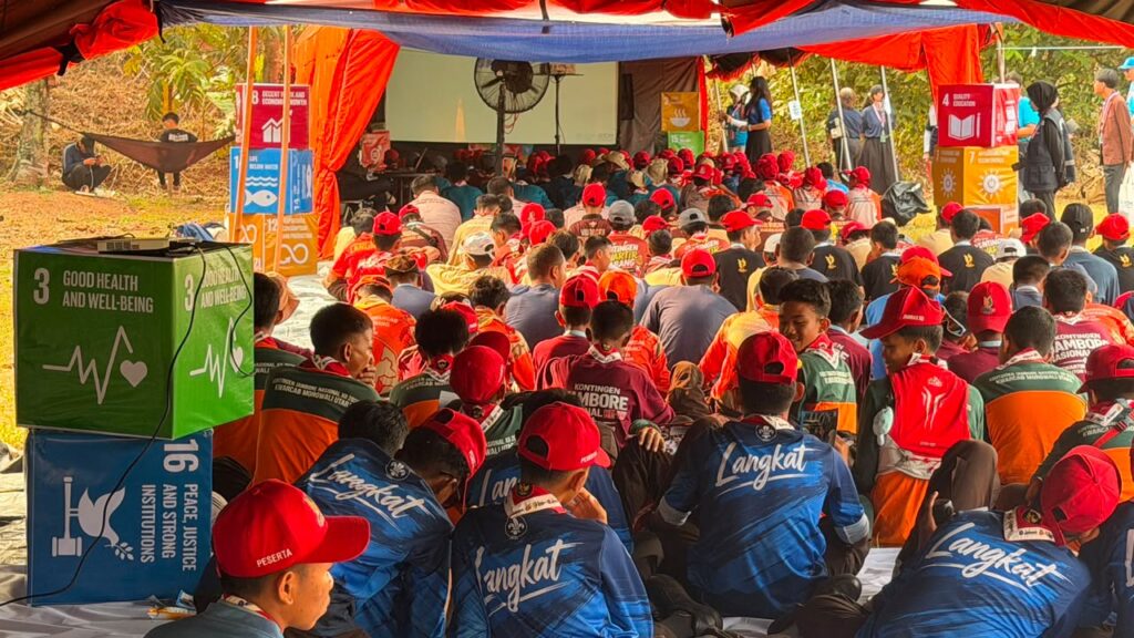 Ratusan anggota Pramuka mengikuti rangkaian kegiatan PBB di Global Development Village – Pramuka untuk SDGs pada Jambore Nasional XII 2026 di Buperta Cibubur, 19 Agustus 2026. Foto: Bayu Dwi Wicaksono/UNIC
