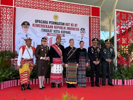 Wali Kota Kupang dr. Christian Widodo bersama Wakil Wali Kota Kupang Serena Francis tampil mengenakan busana berwarna hitam yang dipadukan dengan sarung adat Manggarai dan Sikka.