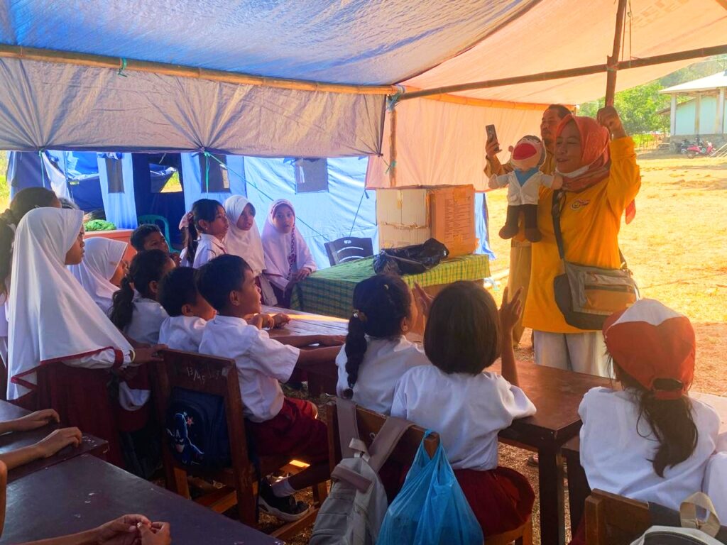 Dari tenda belajar hingga trauma healing, UNEJ mencoba menghadirkan sesuatu yang lebih dari sekadar bantuan