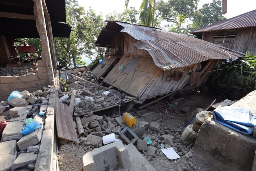 FOTO ARSIP BNPB: Kondisi kerusakan bangunan rumah warga yang dipicu oleh guncangan gempa bumi M 7,7 Flores di Desa Peoza Karamba, Kecamatan Ende, Kabupaten Ende, Nusa Tenggara Timur