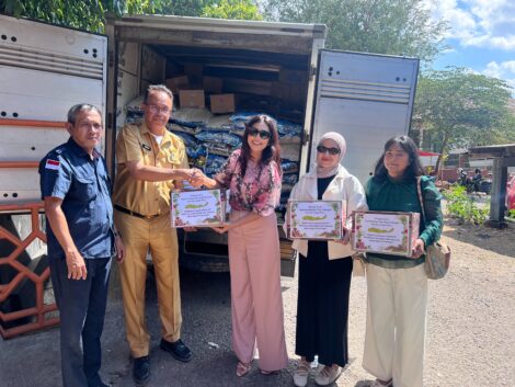 penyerahan bantuan Ketua PIPEBI NTT