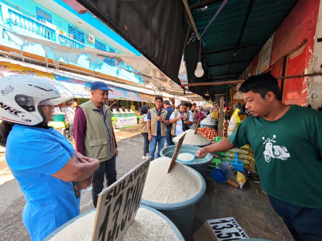 Pemimpin Perum BULOG Kanwil NTT, Arrahim K. Kanam saat meninjau pedagang di pasar tradisional