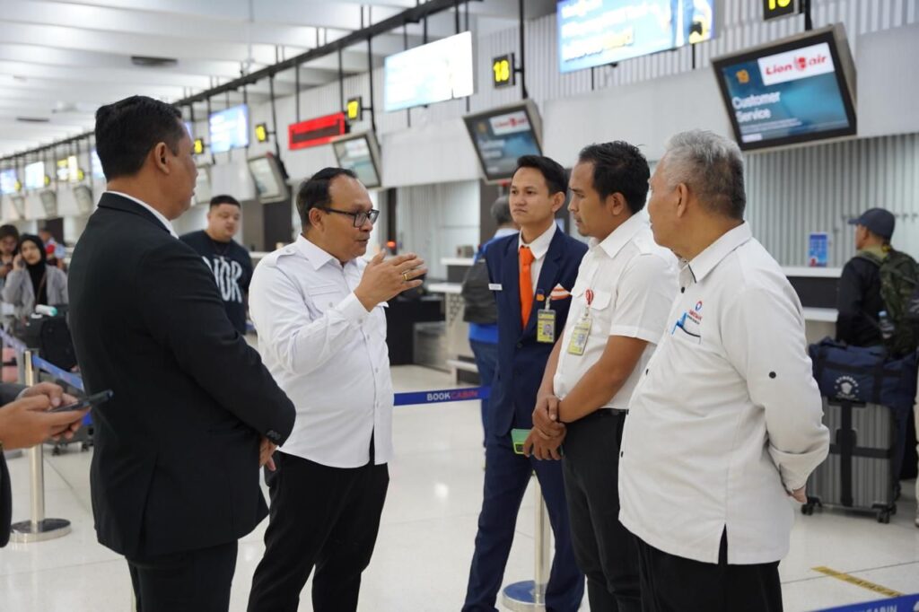 Anggota Ombudsman RI Robert Na Endi Jaweng melakukan pemantauan layanan penumpang di Bandara Internasional Soekarno-Hatta, Tangerang, Banten
