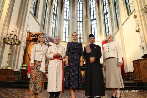 Yang Mulia Putri Mahkota Victoria dari Swedia (tengah) bersama Kardinal Gereja Katolik Indonesia Ignatius Suharyo (kiri) dan Menteri Agama Nasaruddin Umar (kanan) di Katedral Jakarta, yang berdiri berseberangan dengan Masjid Istiqlal dan terhubung melalui Terowongan Silaturahmi, mencerminkan semangat kerukunan antarumat beragama di Indonesia.