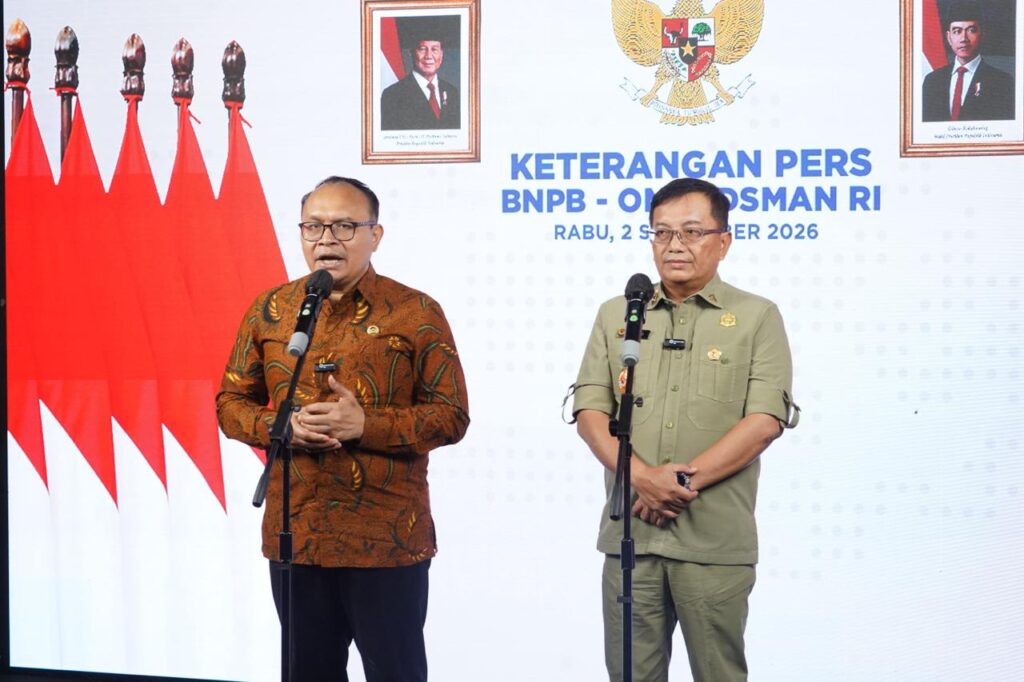 Anggota Ombudsman RI, Robert Na Endi Jaweng (batik cokelat); Sekretaris Utama BNPB, Rustian