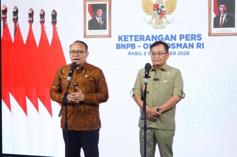 Anggota Ombudsman RI, Robert Na Endi Jaweng (batik cokelat); Sekretaris Utama BNPB, Rustian