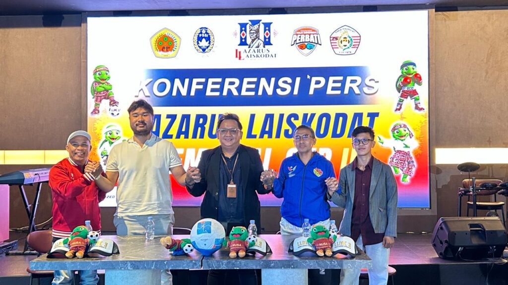 Ketua Panitia LLMC III 2026, Bobby Damanik (Tengah) foto bersama Perwakilan dari keluarga Penyelenggara Kegiatan LLMC III 2026 Vito Valentino Laiskodat (Baju Putih),PERBATI NTT,Hermensen Ballo (Jaket Merah), dan Yesni Luik (PERKEMI NTT)