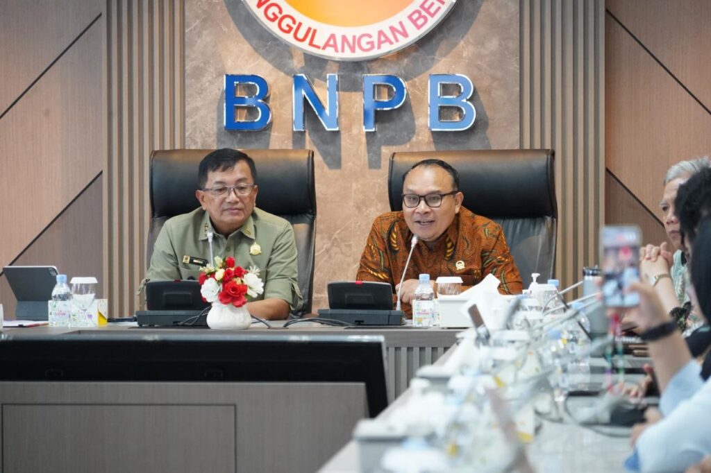 Anggota Ombudsman RI, Robert Na Endi Jaweng (batik cokelat) dan Sekretaris Utama BNPB, Rustian.