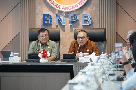 Anggota Ombudsman RI, Robert Na Endi Jaweng (batik cokelat) dan Sekretaris Utama BNPB, Rustian.