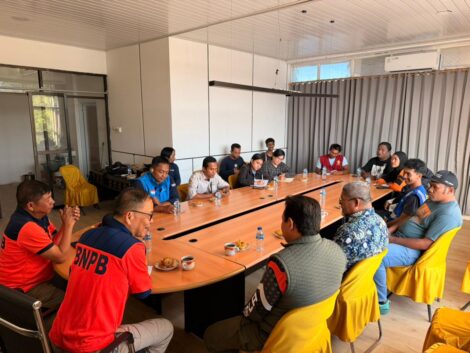 BNPB memimpin rapat koordinasi bersama para mitra pada kaji kebutuhan yang dilakukan bersama-sama. Kolaborasi ini melibatkan BNPB, Badan Penanggulangan Bencana Daerah (BPBD), sejumlah anggota Humanitarian Forum Indonesia (HFI), Universitas Muhammadiyah Maumere (UNIMOF), Palang Merah Indonesia dan Komunitas Fasar Sikka.