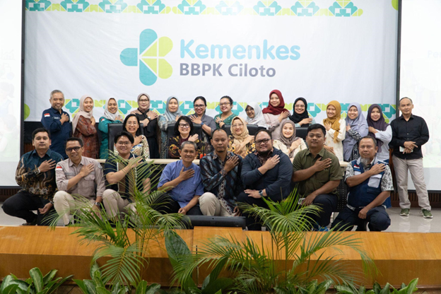 Foto bersama para lulusan Field Epidemiology Training Program (FETP) Frontline Angkatan 11 dan 12 (Foto oleh: U.S. DoS GHS team)