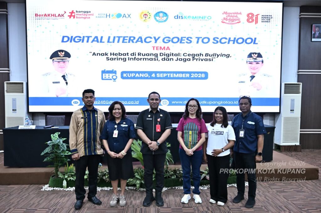 Foto bersama Asisten Pemerintahan dan Kesra Sekda Kota Kupang, Hengky C. Malelak, S.STP., M.Si. bersama Kepala Dinas Komunikasi dan Informatika Kota Kupang, Ariantje M. Baun, SE., M.Si.; Kepala Dinas Pemberdayaan Perempuan dan Perlindungan Anak Kota Kupang, dr. Marsiana Y. Halek dalam kegiatan Digital Literacy Goes To School Tahap II
