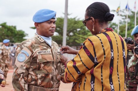 Penyematan Medali kepada Komandan Satgas Kizi TNI, Letkol Czi Septian Hermawan Saputra, oleh Special Representative of the Secretary-General (SRSG), Ms. Valentine Rugwabiza. (Credit: Documentation Team, Indonesian Contingent MINUSCA)