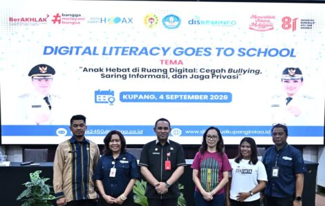 Foto bersama Asisten Pemerintahan dan Kesra Sekda Kota Kupang, Hengky C. Malelak, S.STP., M.Si. bersama Kepala Dinas Komunikasi dan Informatika Kota Kupang, Ariantje M. Baun, SE., M.Si.; Kepala Dinas Pemberdayaan Perempuan dan Perlindungan Anak Kota Kupang, dr. Marsiana Y. Halek dalam kegiatan Digital Literacy Goes To School Tahap II