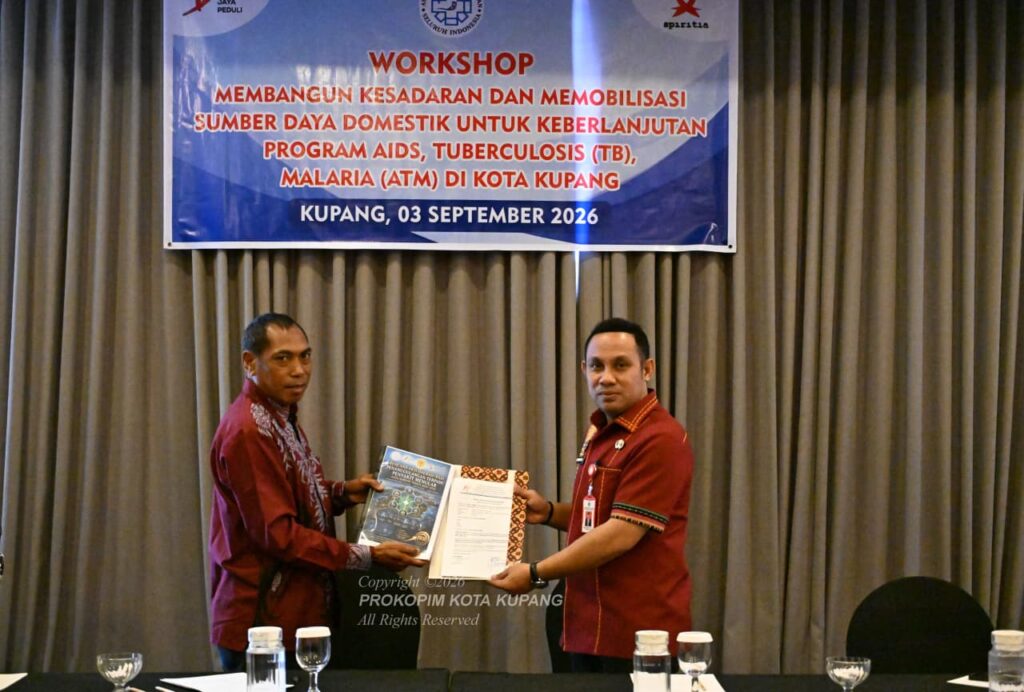 Asisten I Pemerintahan dan Kesejahteraan Rakyat Sekretaris Daerah Kota Kupang, Hengky C. Malelak, S.STP., M.Si. foto bersama Ketua Yayasan Flobamora Jaya Peduli,