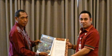 Asisten I Pemerintahan dan Kesejahteraan Rakyat Sekretaris Daerah Kota Kupang, Hengky C. Malelak, S.STP., M.Si. foto bersama Ketua Yayasan Flobamora Jaya Peduli,