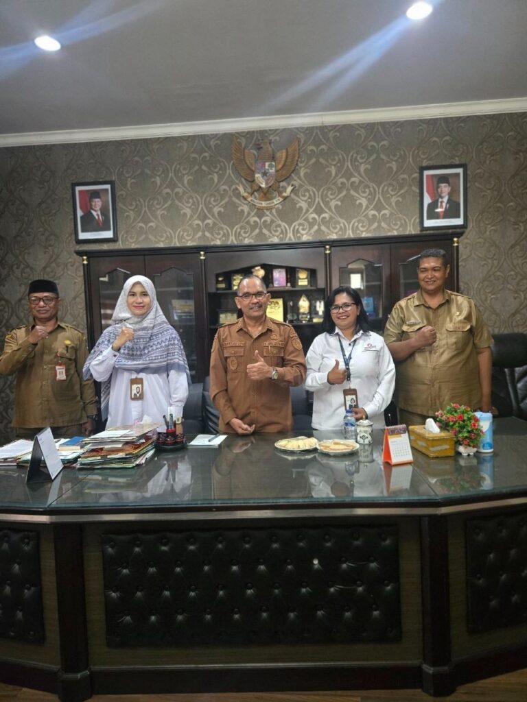 Tim Penilai Ombudsman NTT, Magda S. S. Bolla dan Siti Qulsum, diterima Bupati Alor, Iskandar Lakamau, S.H., M.Si., di ruang kerja Bupati sebelum memulai rangkaian penilaian.