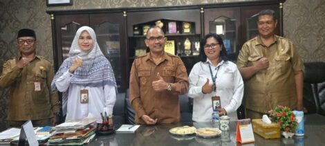 Tim Penilai Ombudsman NTT, Magda S. S. Bolla dan Siti Qulsum, diterima Bupati Alor, Iskandar Lakamau, S.H., M.Si., di ruang kerja Bupati sebelum memulai rangkaian penilaian.