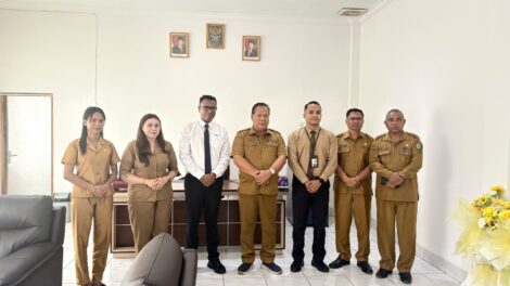 Wakil Bupati Malaka, Henri Melki Simu saat menerima Tim Penilai Ombudsman NTT di ruang kerjanya,