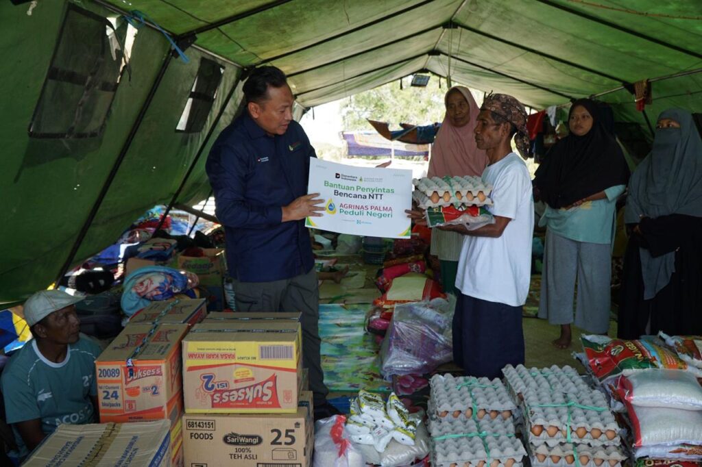 Bantuankemanusiaan Agrinas Palma Peduli Negeri di salah satu tempat pengungsian warga penyintas bencana Gempa di NTT