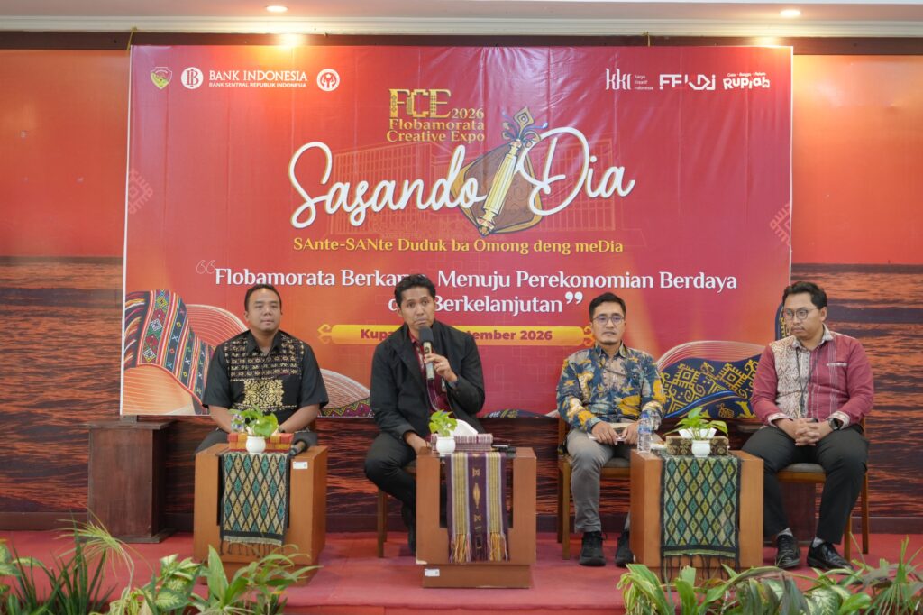 Kepala Perwakilan Bank Indonesia Provinsi NTT Adidoyo Prakoso (kedua dari kiri), bersama dua orang Deputi Kepala KPw BI Provinsi NTT Alfin Ari Wijayanto dan Aris Setyo Wibowo (kiri), serta Analis Fungsi Pelaksanaan dan Pengembangan UMKM KI dan Syariah, Reyza Lisembina Budiarjo (kanan), memberikan penjalasan terkait FCE 2026.