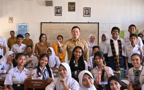Wali Kota Kupang, Chris Widodo menyempatkan diri menyapa para siswa dan guru. Kehadirannya mendapat sambutan antusias dari warga sekolah