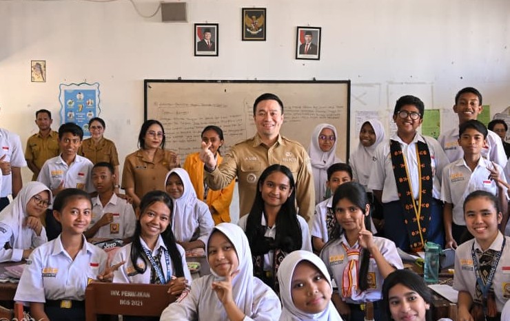 Wali Kota Kupang, Chris Widodo menyempatkan diri menyapa para siswa dan guru. Kehadirannya mendapat sambutan antusias dari warga sekolah