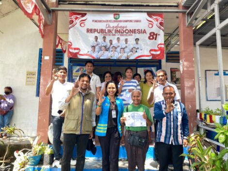 Pemimpin Wilayah BULOG Kanwil NTT Arrahim K. Kanam foto bersama para penerima