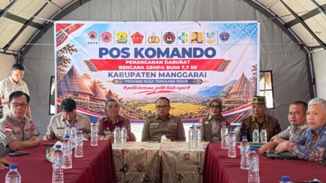 rapat koordinasi bersama Badan Nasional Penanggulangan Bencana (BNPB), Pemerintah Provinsi Nusa Tenggara Timur, Pemerintah Kabupaten Manggarai, dan Pemerintah Kabupaten Manggarai Barat di Pos Komando BPBD, Ruteng, Kabupaten Manggarai, Jumat (2/10/2026).