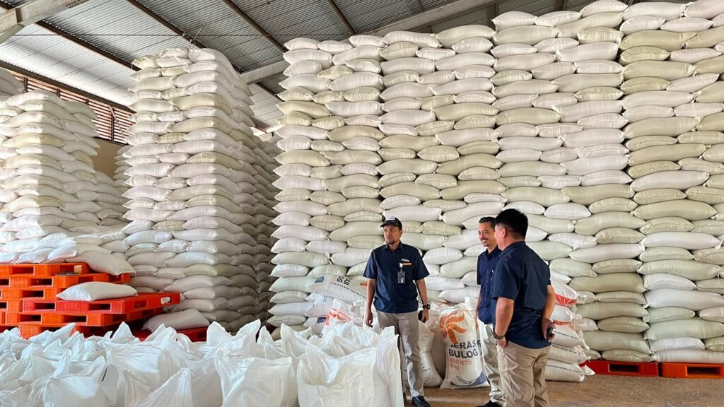 Pemimpin Wilayah Perum BULOG Kanwil NTT, Arrahim K. Kanam saat kunjungi Gudang Beras