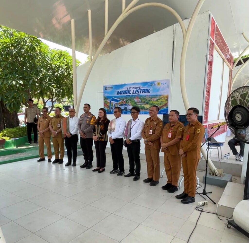 memperingati Hari Listrik Nasional ke-81 PT PLN (Persero) di lapangan upacara Kantor Wali Kota Kupang, Selasa (27/10/2026) pagi.