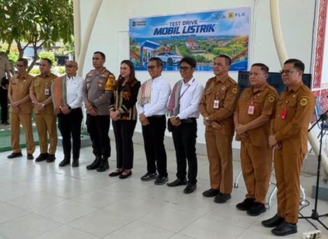 memperingati Hari Listrik Nasional ke-81 PT PLN (Persero) di lapangan upacara Kantor Wali Kota Kupang, Selasa (27/10/2026) pagi.