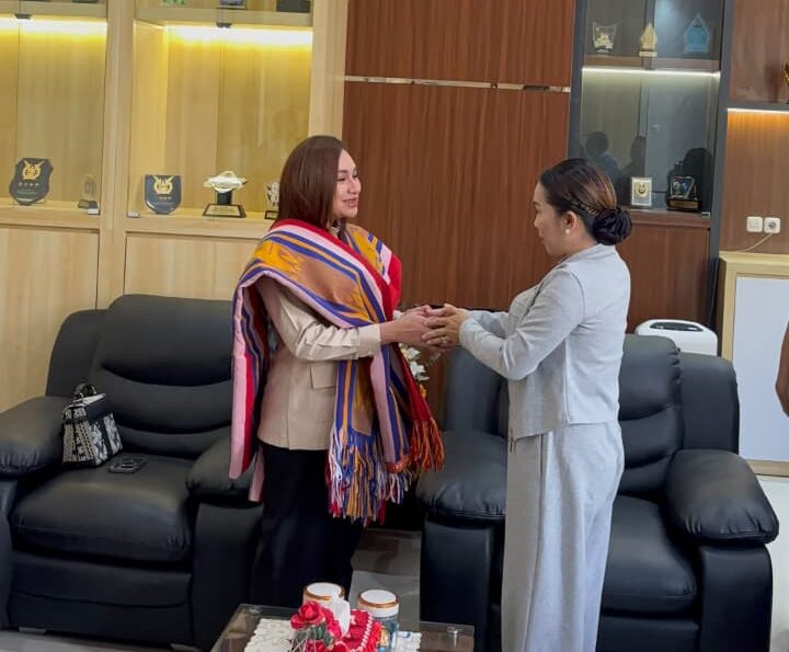 Wawali Serena Francis Saat Penyerahan Bantuan bersama Bupati SBD Ratu Wulla