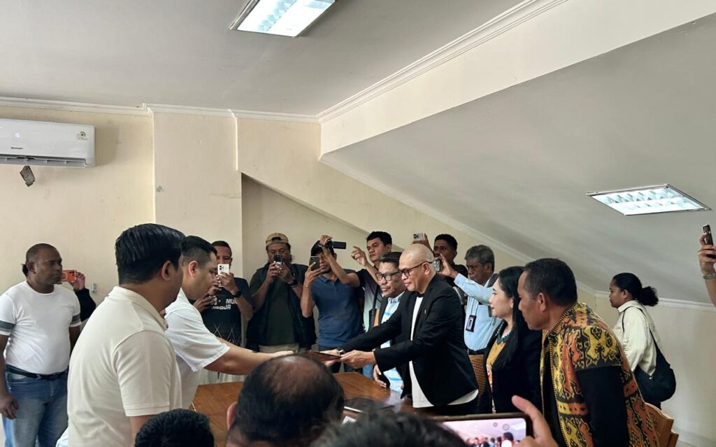 Pendaftaran Fernando Soares di Sekretariat Asprov NTT diterima Piter Foemeni sebagai Ketua Komite Pemilihan