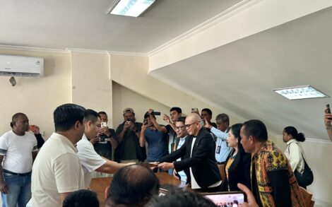 Pendaftaran Fernando Soares di Sekretariat Asprov NTT diterima Piter Foemeni sebagai Ketua Komite Pemilihan