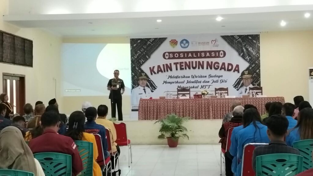 sosialisasi kain tenun Ngada di Aula UPTD Museum Provinsi NTT
