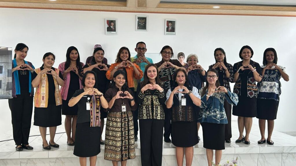 Wakil Wali Kota Kupang, Serena C. Francis, saat meninjau progres pembangunan ruang kreatif di Dinas Pariwisata Kota Kupang.