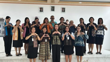 Wakil Wali Kota Kupang, Serena C. Francis, saat meninjau progres pembangunan ruang kreatif di Dinas Pariwisata Kota Kupang.